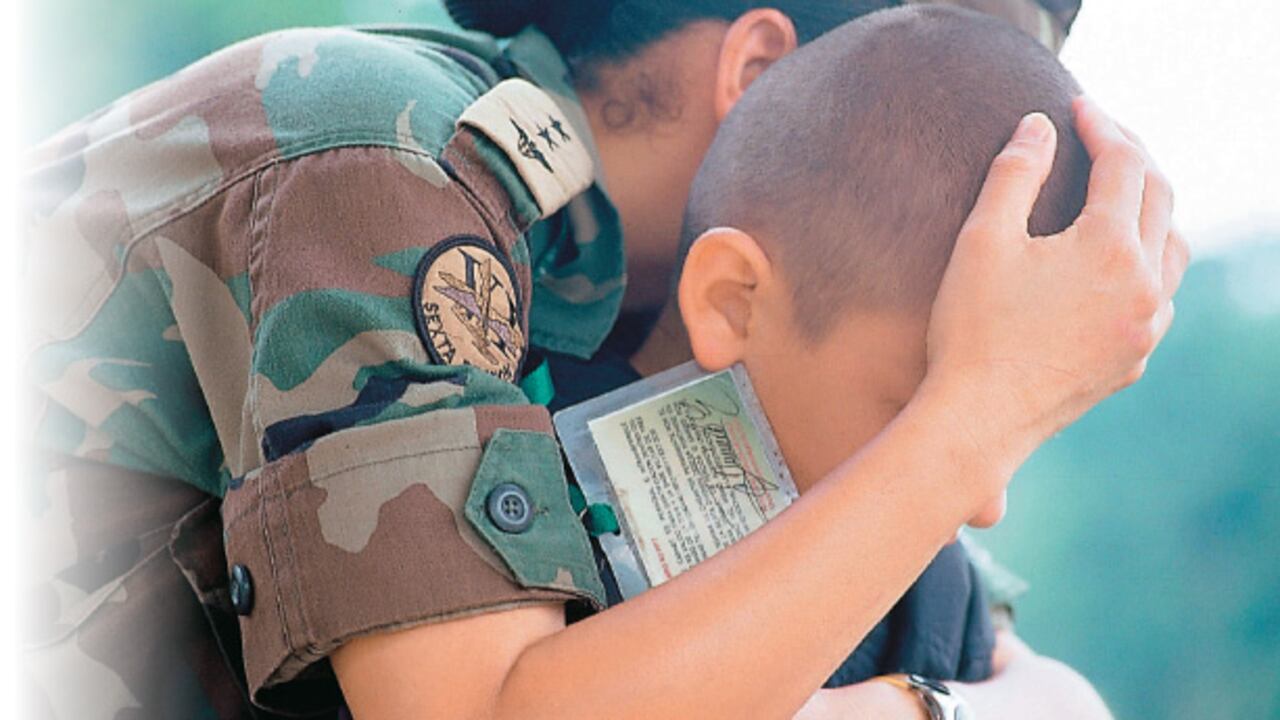 En el atentado perdieron la vida los dos menores y ocho policías resultaron lesionados por la onda explosiva y esquirlas.