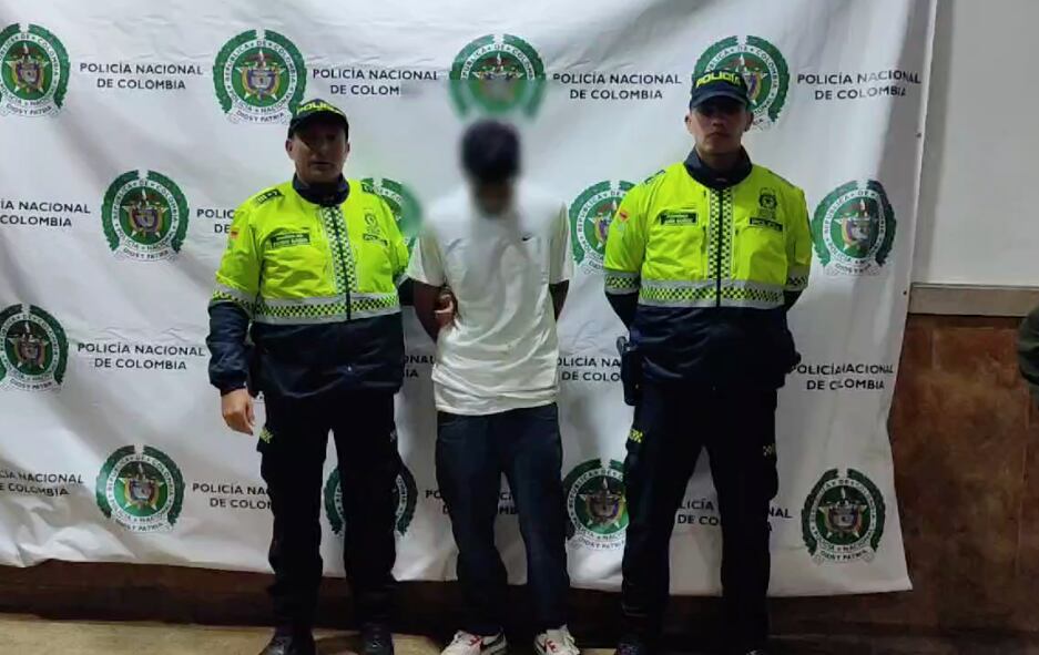 El sujeto capturado con cargamento de marihuana.