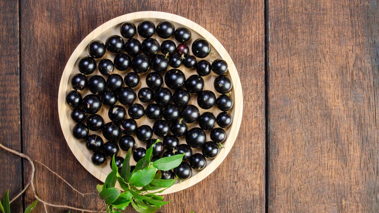 La jabuticaba es una fruta exótica y rica en vitaminas y minerales.