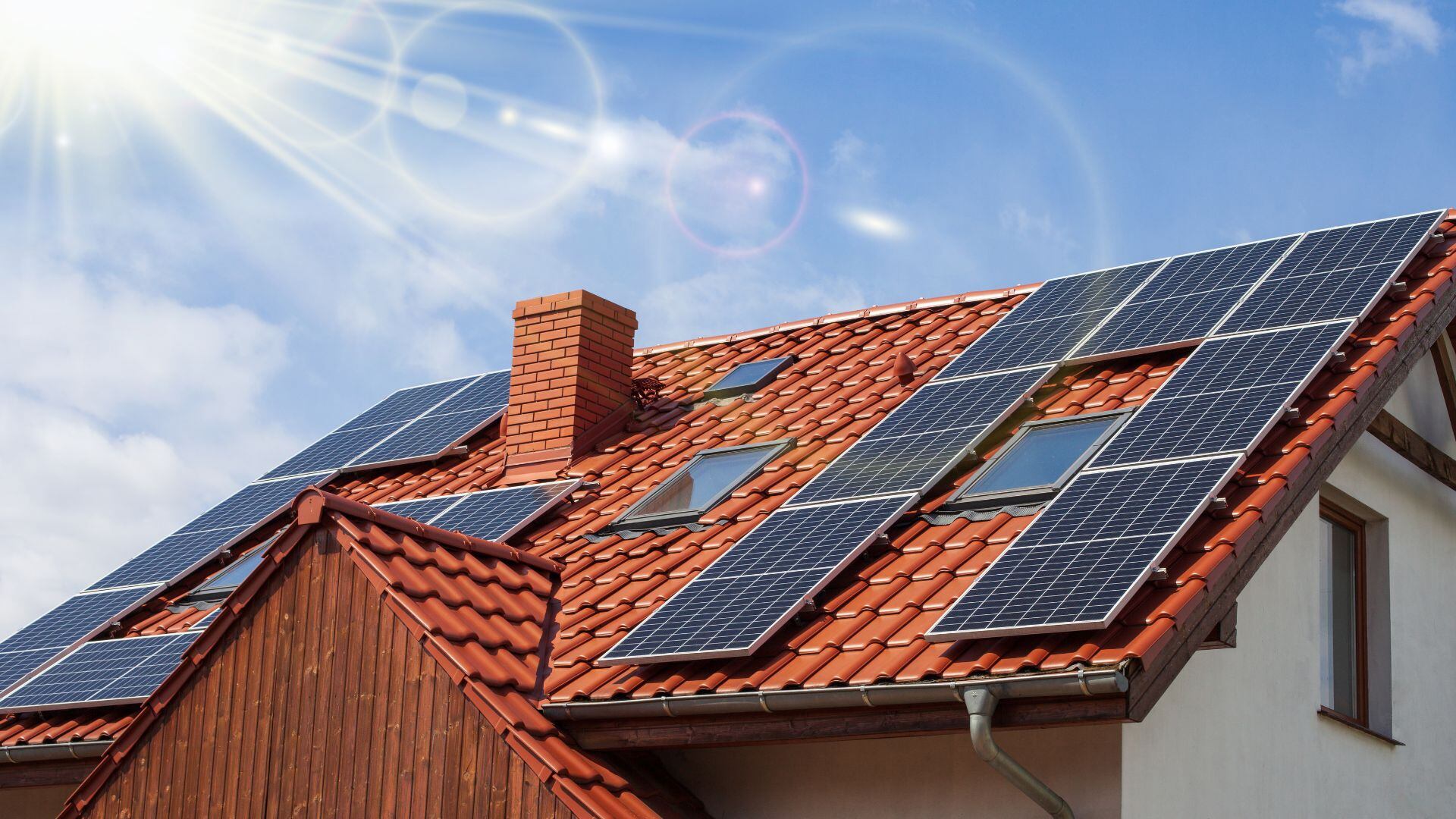 Uno de los beneficios más inmediatos y evidentes de los paneles solares es la reducción de las facturas de electricidad.