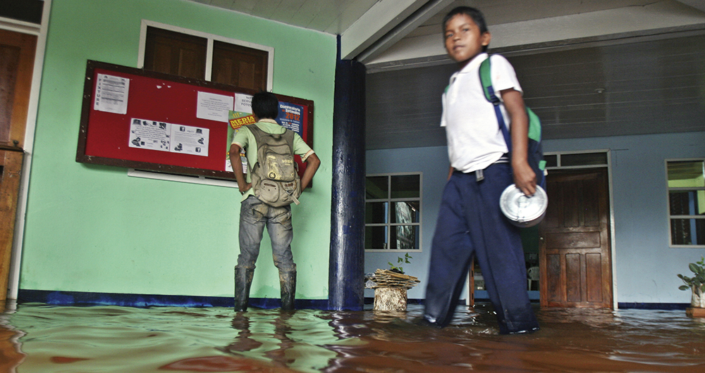 En todo el país se viven momentos muy difíciles por cuenta del exceso de agua que ha caído en la temporada de lluvias. Cartagena parecía Venecia. En Bogotá, los trancones son impresionantes. Santander tiene vías colapsadas y en el Atlántico piden que se suspendan las clases, pues es un peligro ir así.