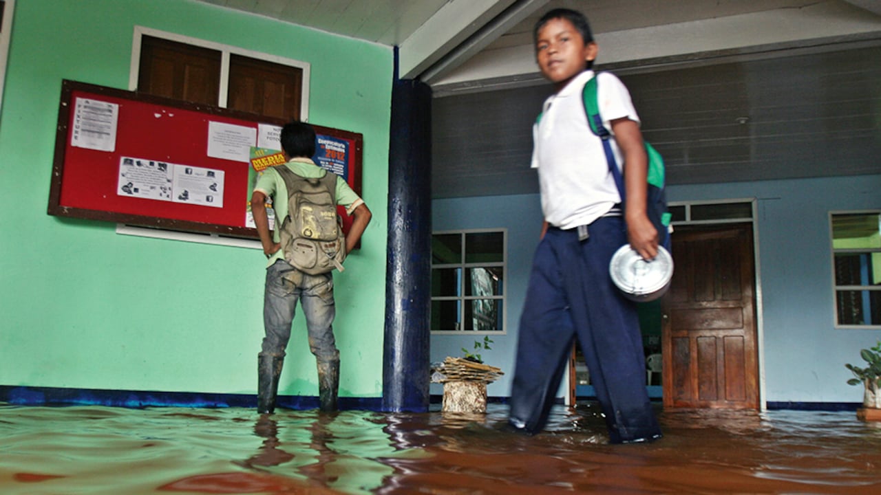 En todo el país se viven momentos muy difíciles por cuenta del exceso de agua que ha caído en la temporada de lluvias. Cartagena parecía Venecia. En Bogotá, los trancones son impresionantes. Santander tiene vías colapsadas y en el Atlántico piden que se suspendan las clases, pues es un peligro ir así.