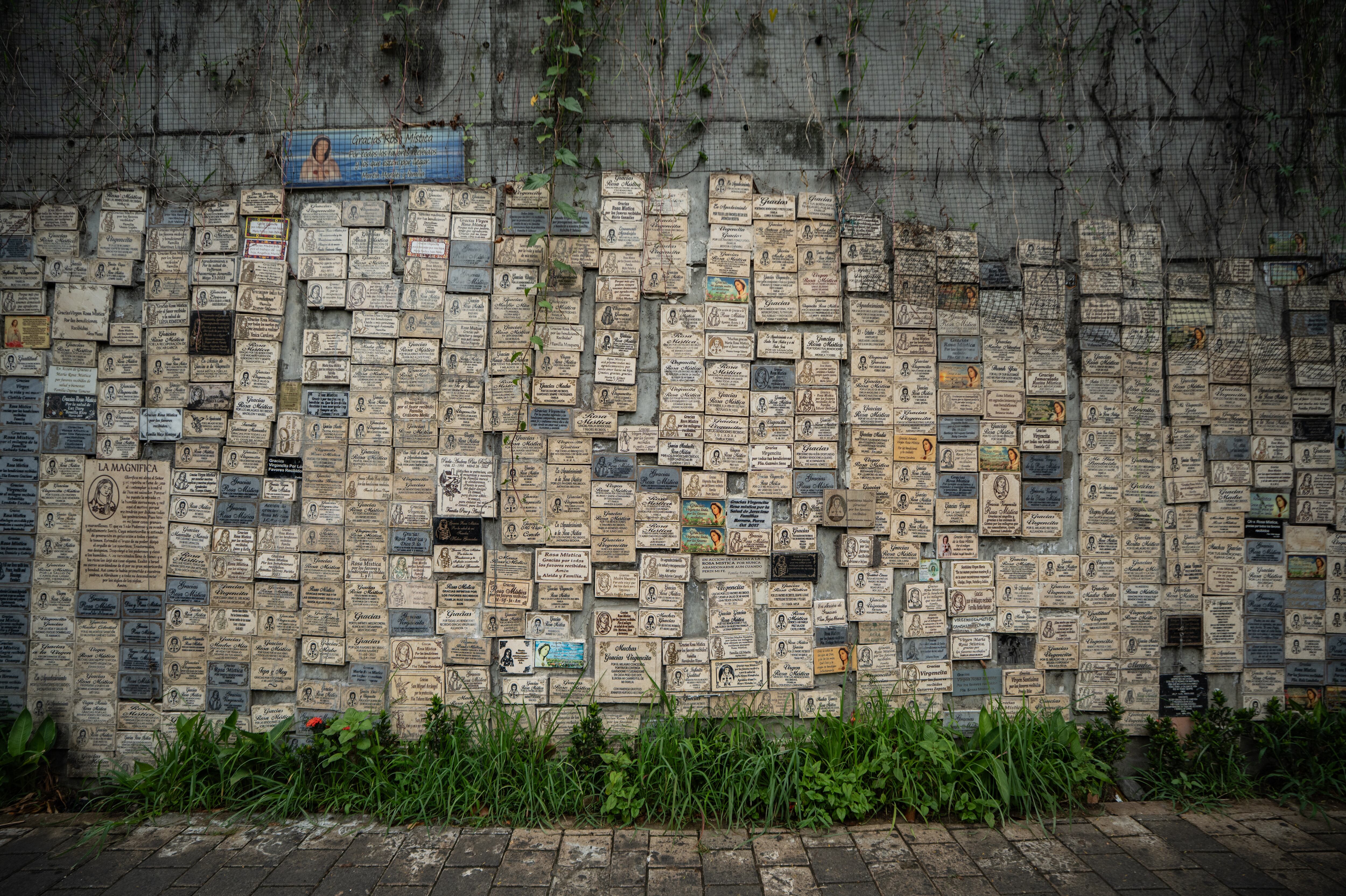 Los fieles a la virgen dejan cientos de placas de agradecimiento por los favores concedidos por la Rosa Mística de la Aguacatala, en Medellín.