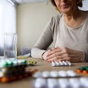 Foto de referencia de una persona hipocondríaca con muchos medicamentos a su lado