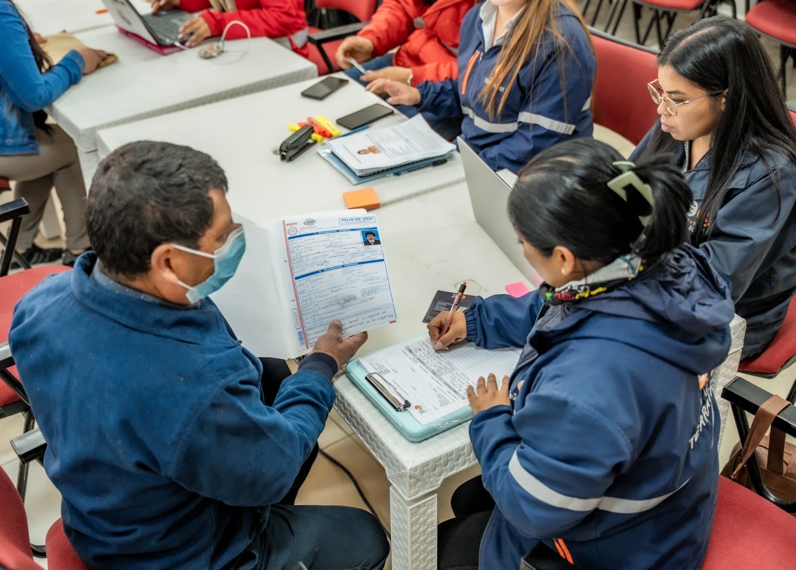 Habrá un total de 1.627 oportunidades para mujeres, 1.892 para jóvenes, 135 para personas mayores de 50 años y 196 vacantes dirigidas a perfiles profesionales.