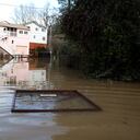 GUERNEVILLE, CALIFORNIA - 9 DE ENERO: Una sección de la cerca flota en un vecindario inundado el 9 de enero de 2023 en Guerneville, California. El Área de la Bahía de San Francisco continúa empapada por poderosos eventos atmosféricos fluviales que han traído fuertes vientos y lluvias torrenciales. Las tormentas han derribado árboles, inundado carreteras y cortado el suministro eléctrico a decenas de miles de residentes. Las tormentas se alinean sobre el Océano Pacífico y se espera que traigan más lluvia y viento hasta el final de la semana. Justin Sullivan/Getty Images/AFP (Foto de JUSTIN SULLIVAN/GETTY IMAGES NORTH AMERICA/Getty Images vía AFP)