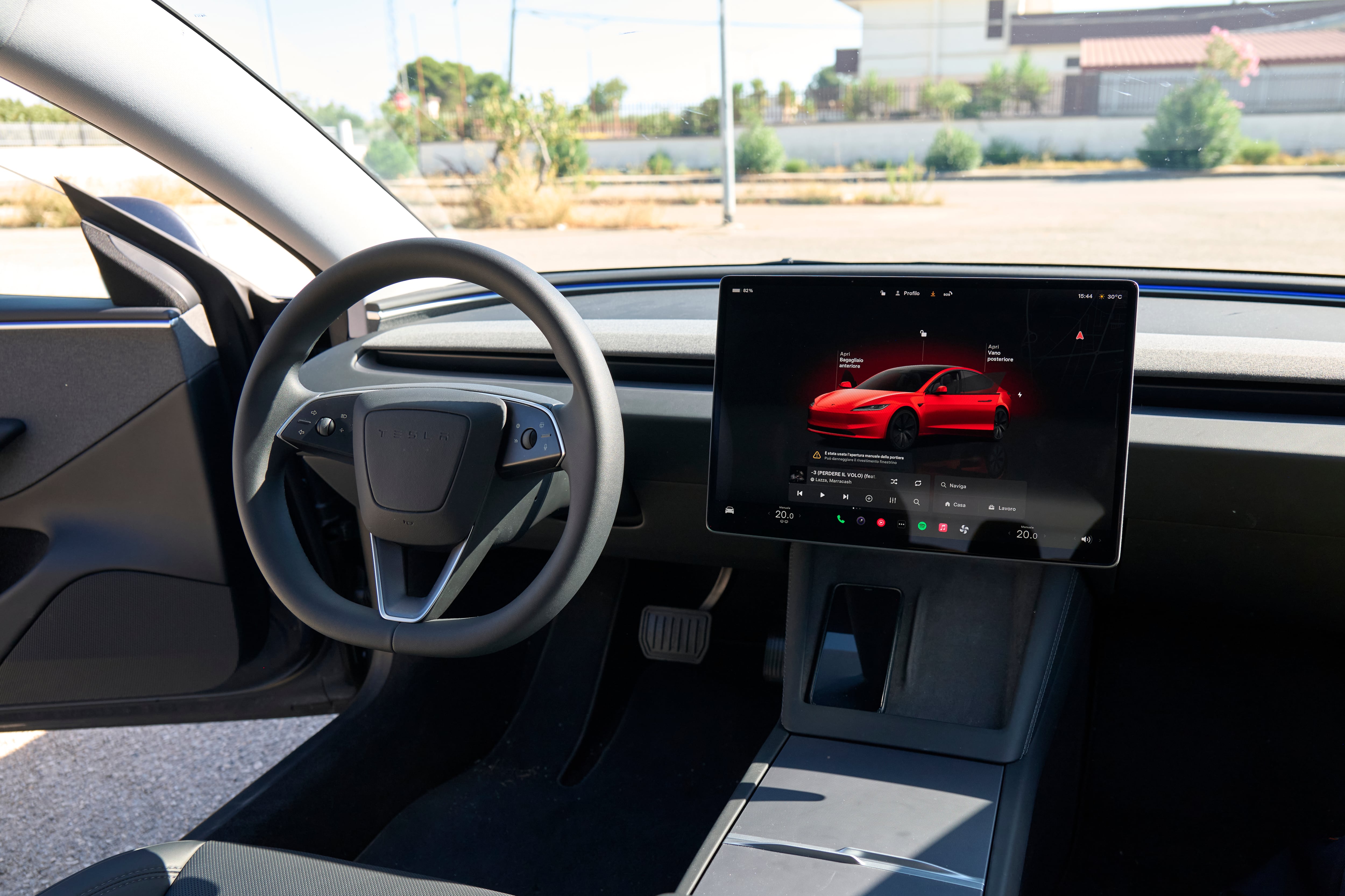 Tesla y Zeekr son dos de las compañías de carros eléctricos premium que se venden en Colombia.