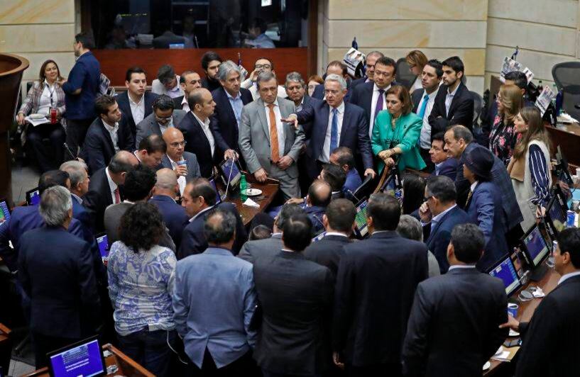 1 de mayo - La última cena. El debate de las objeciones presidenciales a la ley estatutaria de la JEP tuvo en vilo al país por varias semanas y el Senado no pudo encontrar la fórmula de desempantanar la votación definitiva, un acuerdo político decidió dejar en manos de la Corte Constitucional la suerte de las objeciones. El Senador Álvaro Uribe lideró la bancada del Centro Democrático. FOTO:  León Darío Peláez / Semana.