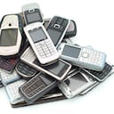 Celulares antiguos, muchos de ellos modelos Nokia.