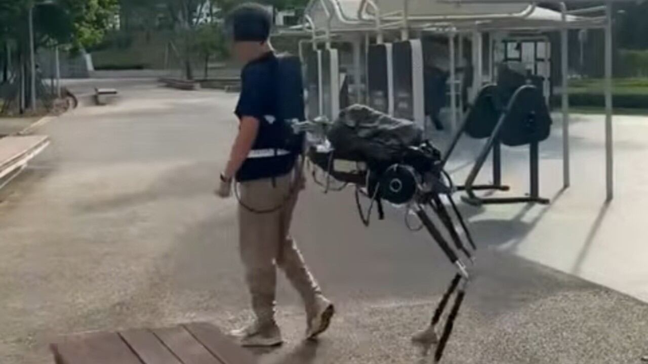 Este es el robot que añade dos piernas extra al humano.