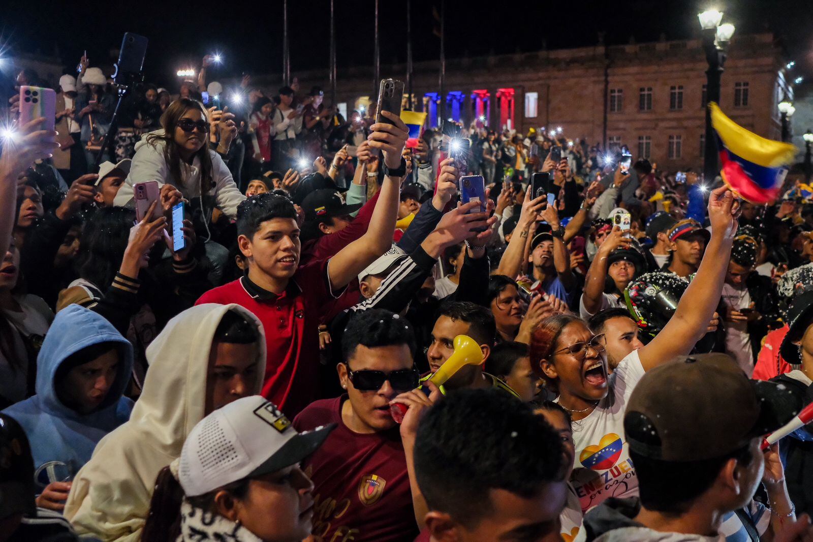 Plaza de Bolívar, ciudadanos venezolanos celebran la eventual victoria de la Edmundo González en Venezuela