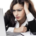 Pasar mucho rato frente a una computadora puede resultar en visión borrosa.