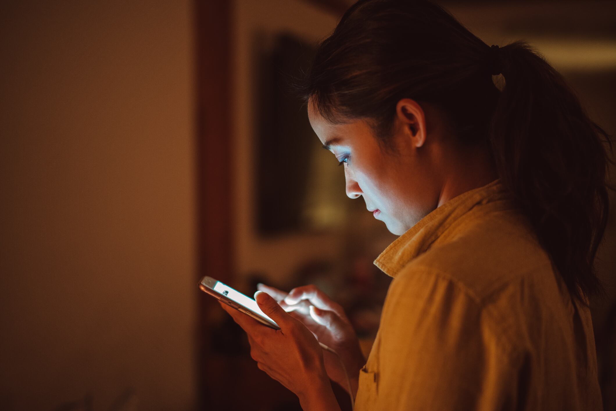 Usuaria de smartphone revisando sus mensajes.