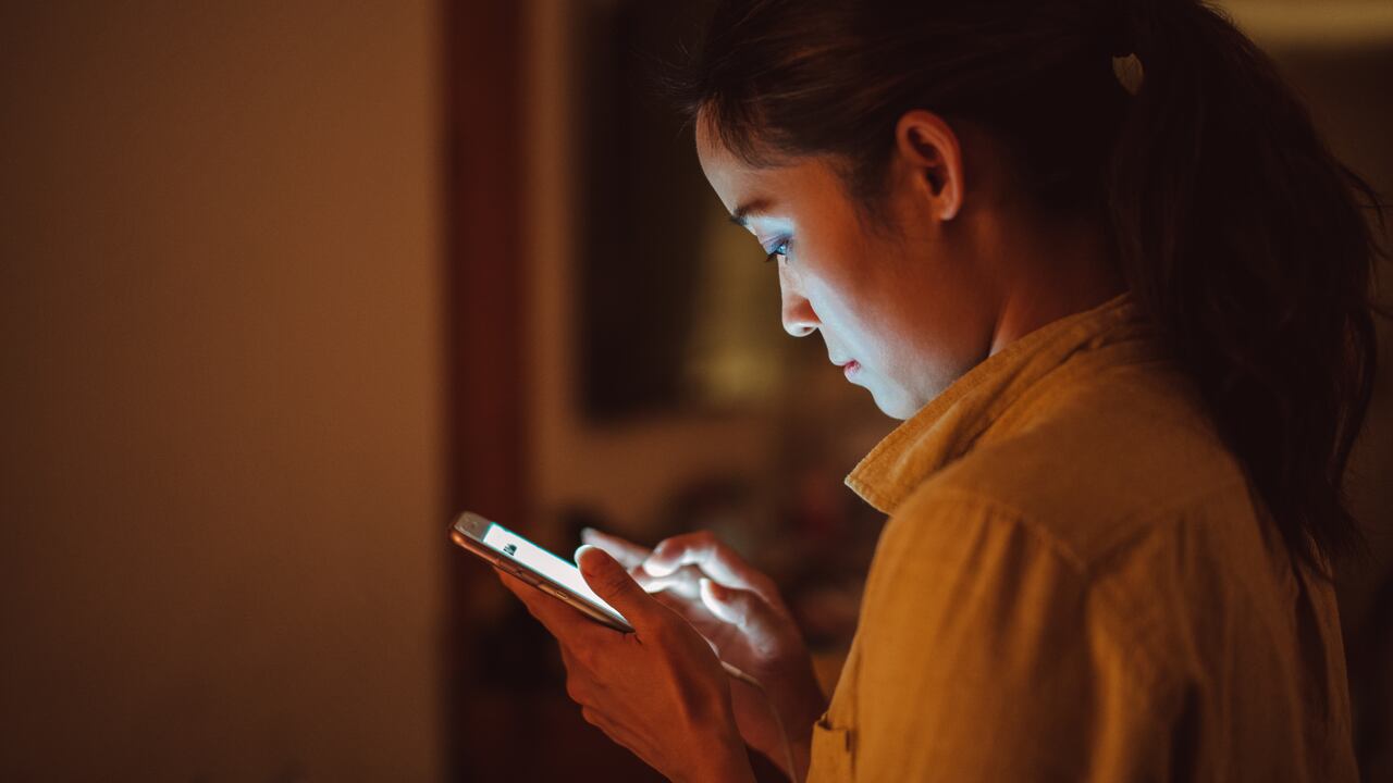 Usuaria de smartphone revisando sus mensajes.