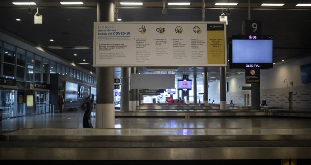 Funcionarios de Migración Colombia recibieron en el aeropuerto Eldorado al denominado 'hombre del overol'. 