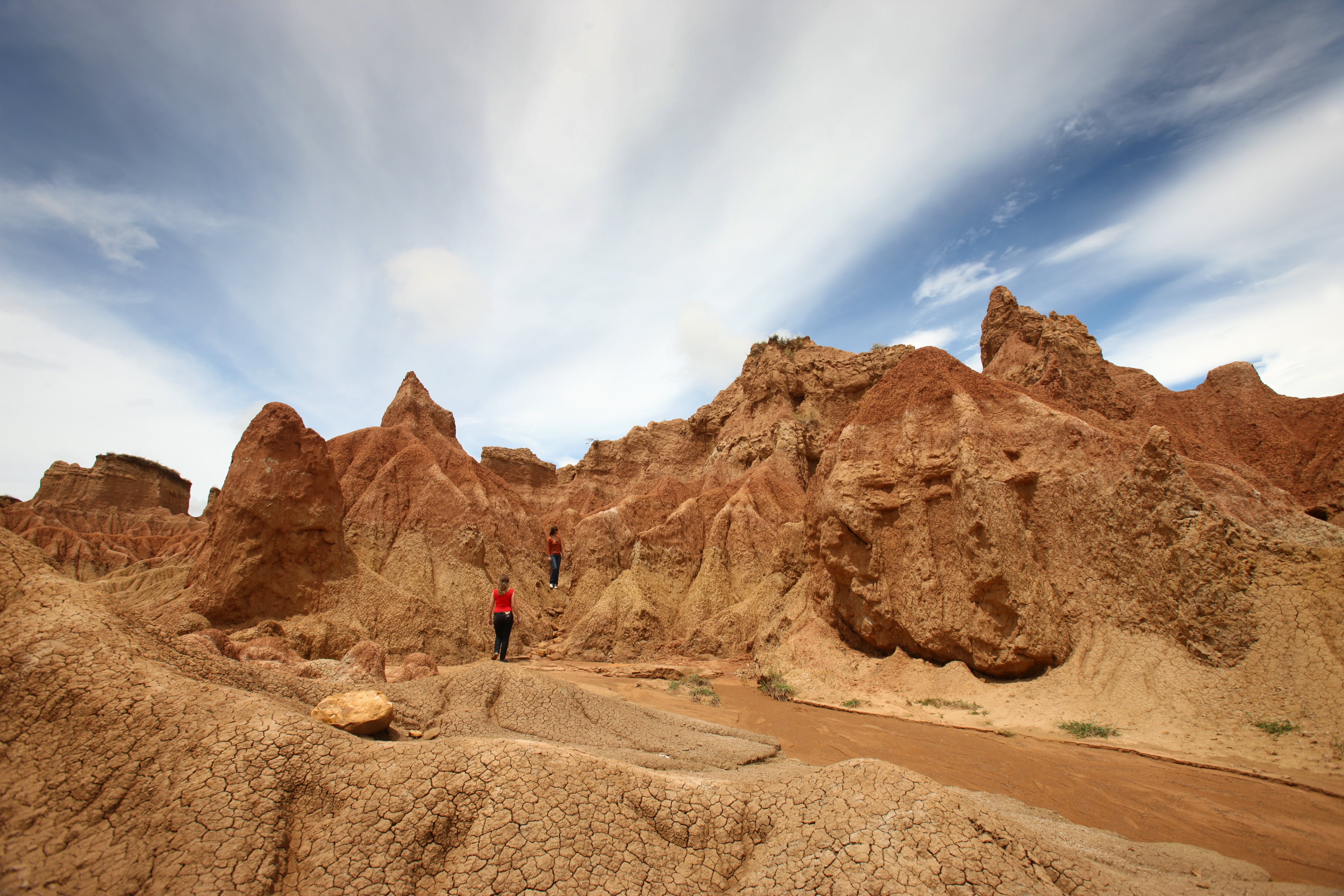 El desierto de la Tatacoa, al norte del departamento del Huila, tiene varios senderos que se pueden recorrer a pie y permiten apreciar el ecosistema del bosque seco tropical y las formaciones geológicas. Es importante hacer los recorridos en compañía de un guía, para evitar perderse. Foto: Juan Carlos Sierra.