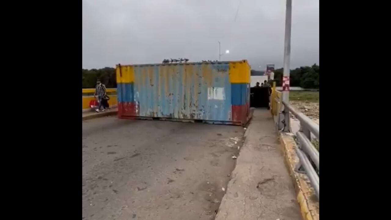 El gobierno de Venezuela cerró este viernes la frontera con Colombia hasta el próximo lunes luego de denunciar una "conspiración internacional" a horas de que el mandatario izquierdista Nicolás Maduro jure para un tercer mandato consecutivo en medio de denuncias de fraude por parte de la oposición.