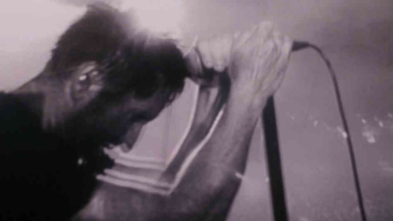 En un cartel que compartió con actos enormes como Pearl Jam y Depeche Mode, Nine Inch Nails le sacó centímetros a Pearl Jam y se llevó el título de 'Mejor show del festival'.