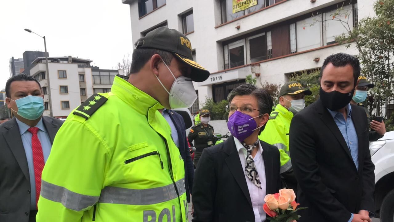 Claudia López en el homenaje al patrullero asesinado.