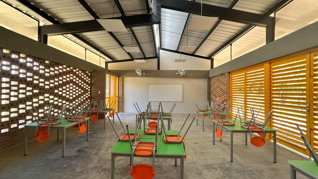 Shakira y su Fundación ha construido e intervenido un total de 20 colegios Pies Descalzos a nivel nacional.