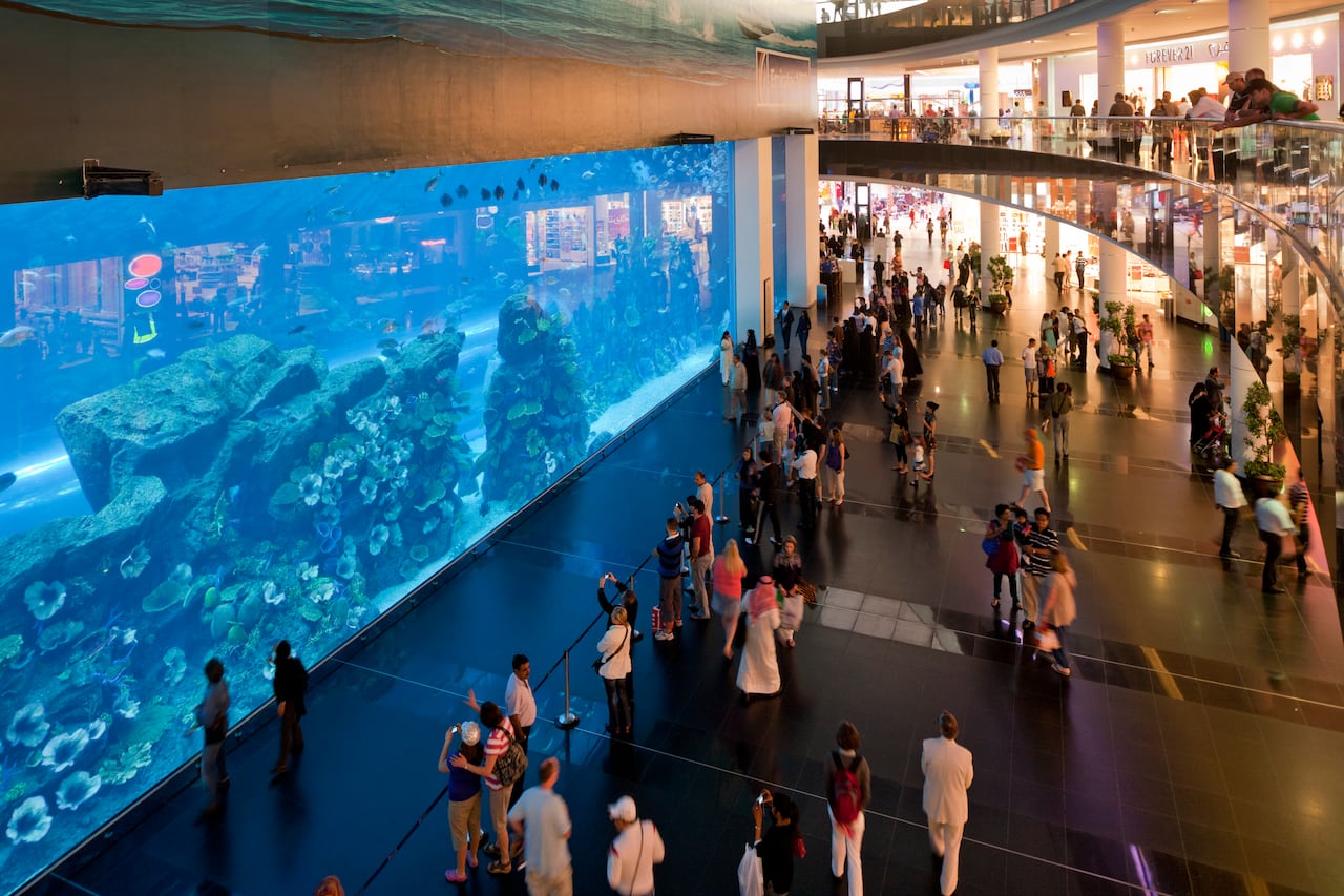 Turistas paseando por ICON Park en Orlando, Florida, al atardecer...