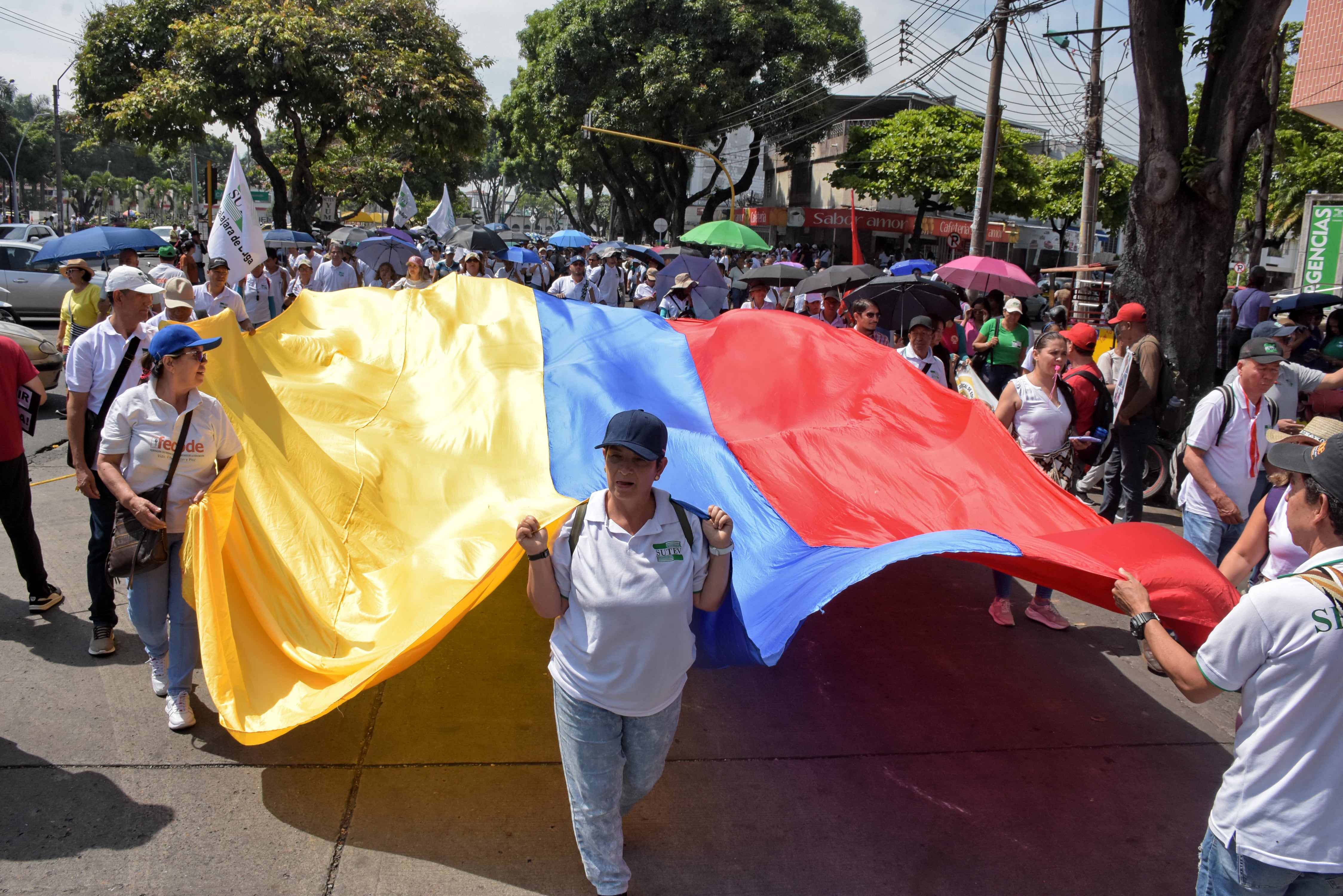 Los maestros afiliados a los sindicatos SUTEV y ASIEVA realizaron una protesta frente a la Clínica Rey David al considerar que su cierre los afecta en su derecho a la salud ya que este centro médico atendía a  un gran número de maestros.