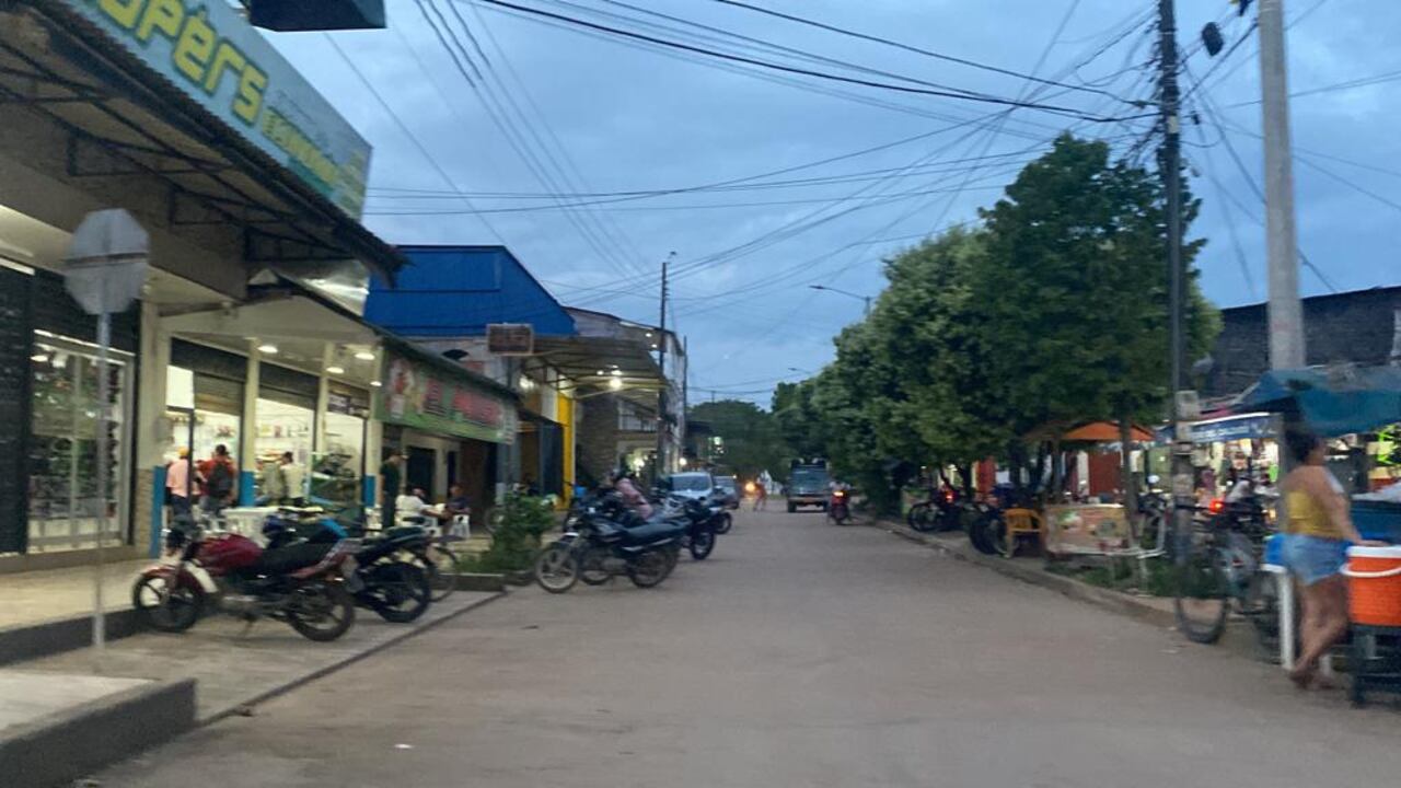 La Calle 40 es una de las más importantes para el comercio de la ciudad. Allá llegan menores de edad y por la fuerza toman la comida de las personas, si ponen resistencia son atacados. Es un asunto de hambre.