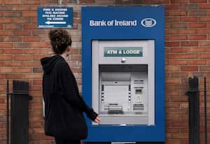 Una persona pasa frente a un cajero automático fuera de servicio del Bank of Ireland en Dublín, Irlanda, el miércoles 16 de agosto de 2023. (Brian Lawless/PA via AP)
