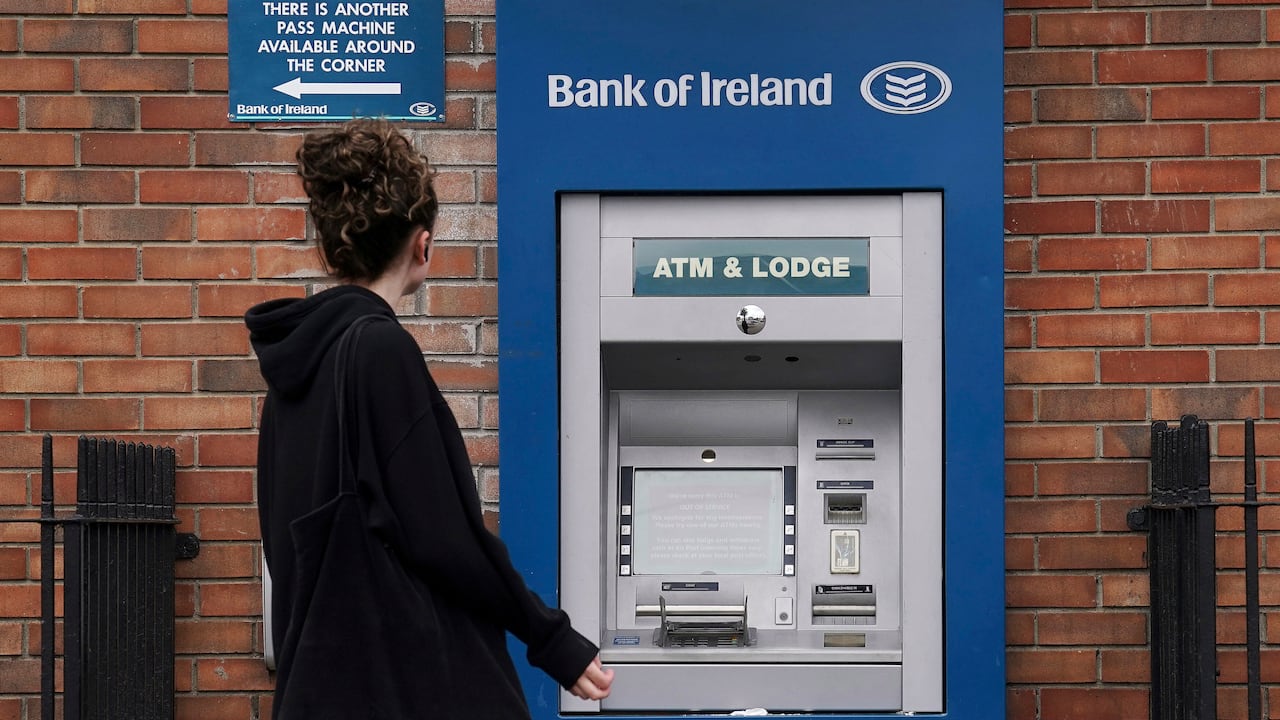 Una persona pasa frente a un cajero automático fuera de servicio del Bank of Ireland en Dublín, Irlanda, el miércoles 16 de agosto de 2023. (Brian Lawless/PA via AP)