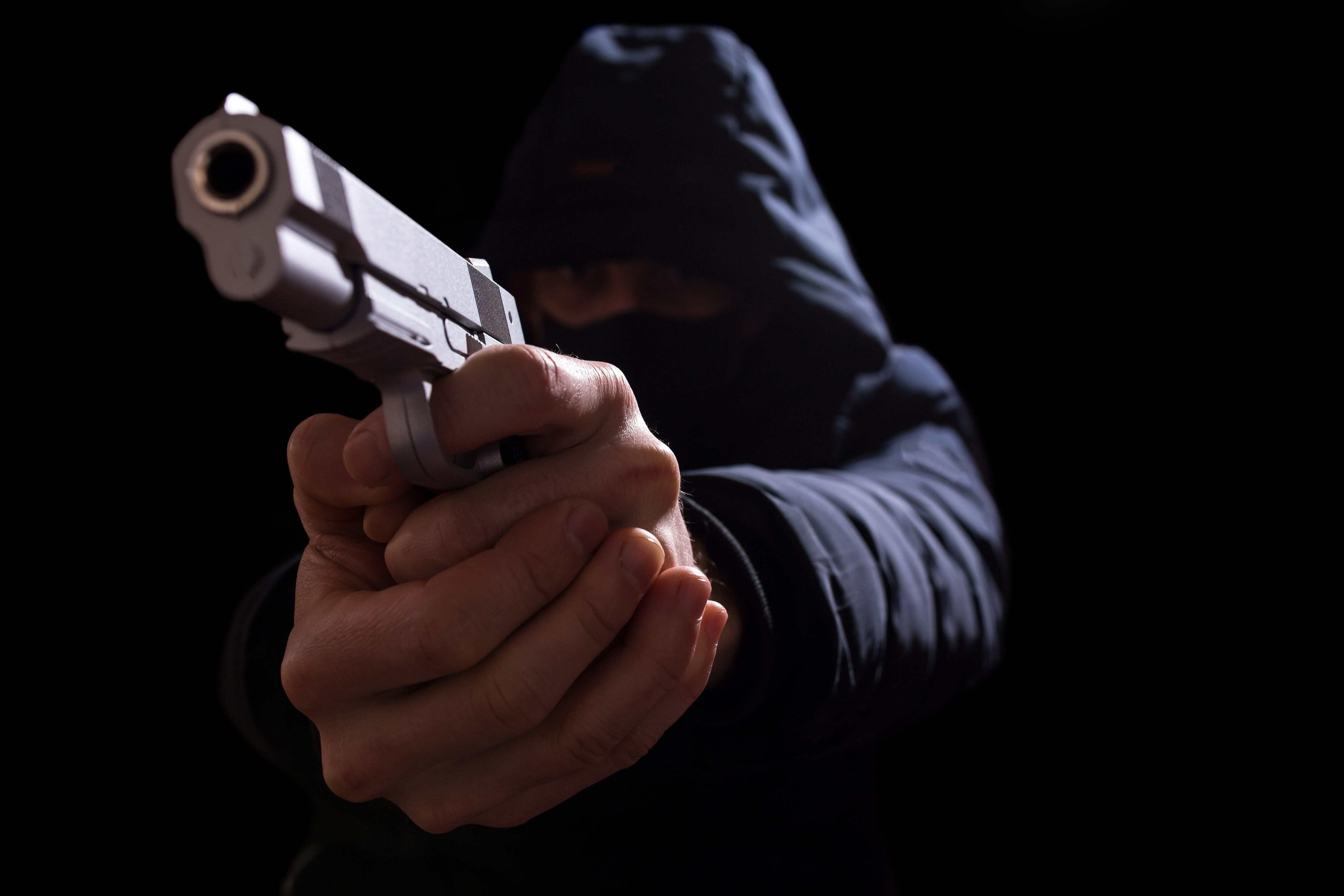 El joven regresaba para su casa junto a su mamá cuando ocurrieron los hechos.