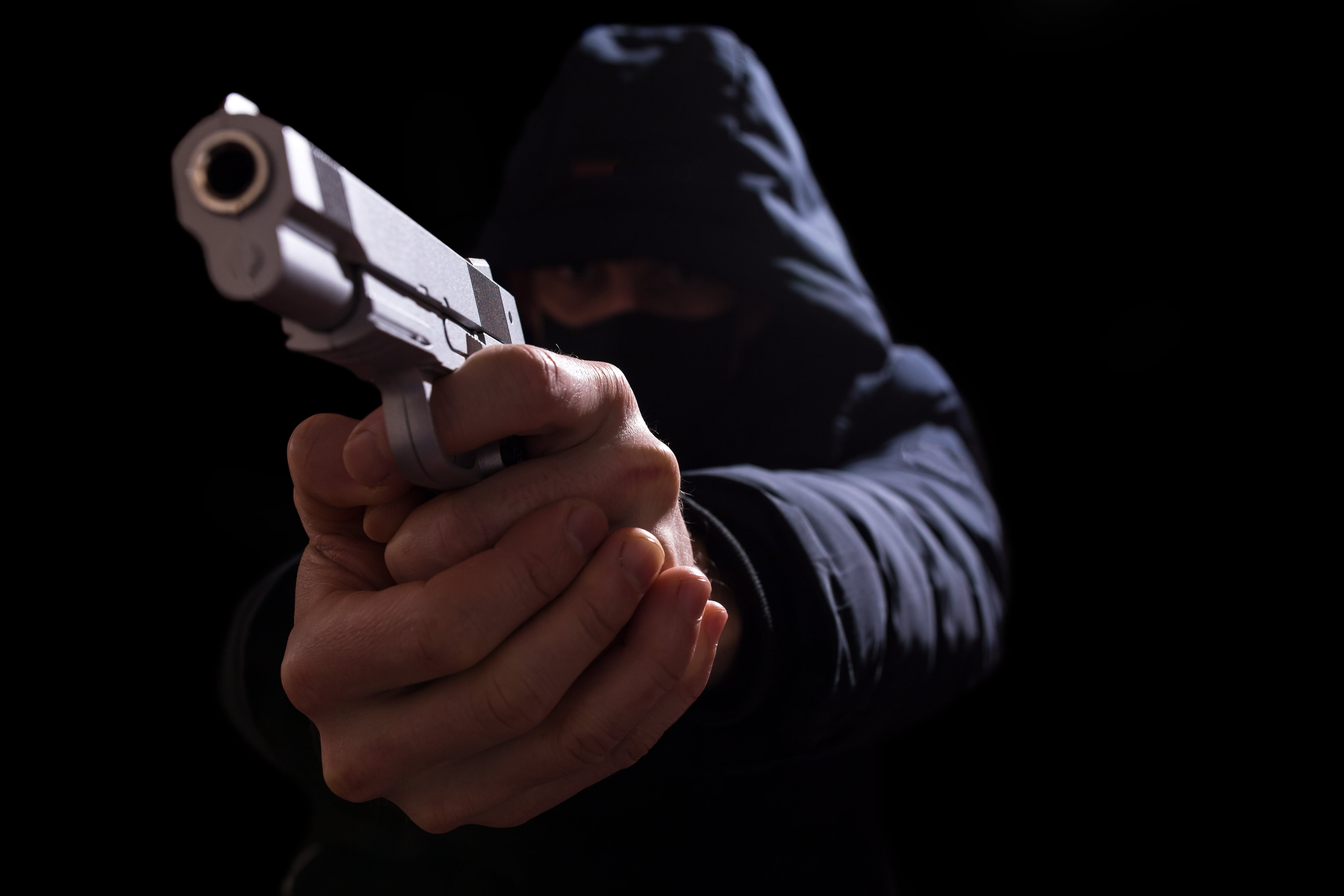 El joven regresaba para su casa junto a su mamá cuando ocurrieron los hechos.