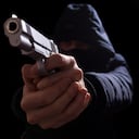 El joven regresaba para su casa junto a su mamá cuando ocurrieron los hechos.