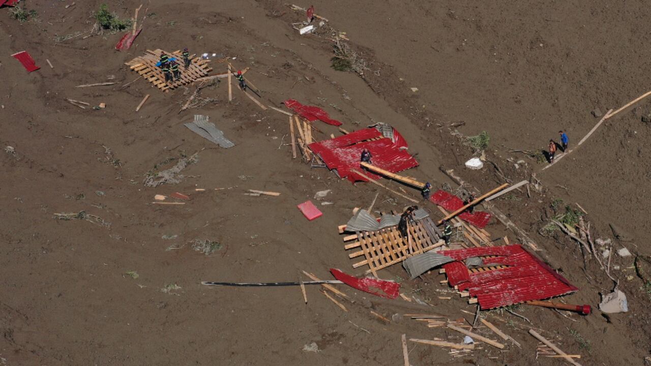 Esta foto aérea tomada con un dron muestra al personal de rescate trabajando en el lugar de un deslizamiento de tierra en la región de Racha, en el oeste de Georgia, el 4 de agosto de 2023. Al menos seis personas murieron a causa de un deslizamiento de tierra en la región de Racha, en el interior de Georgia occidental. Ministerio del país del Cáucaso dijo a AFP el 4 de agosto de 2023.