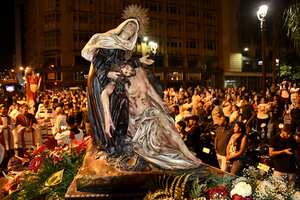 Cali: Semana Santa, Viernes Santo, procesión del Santo Sepulcro, Catedral de Cali. foto José L Guzmán. El País