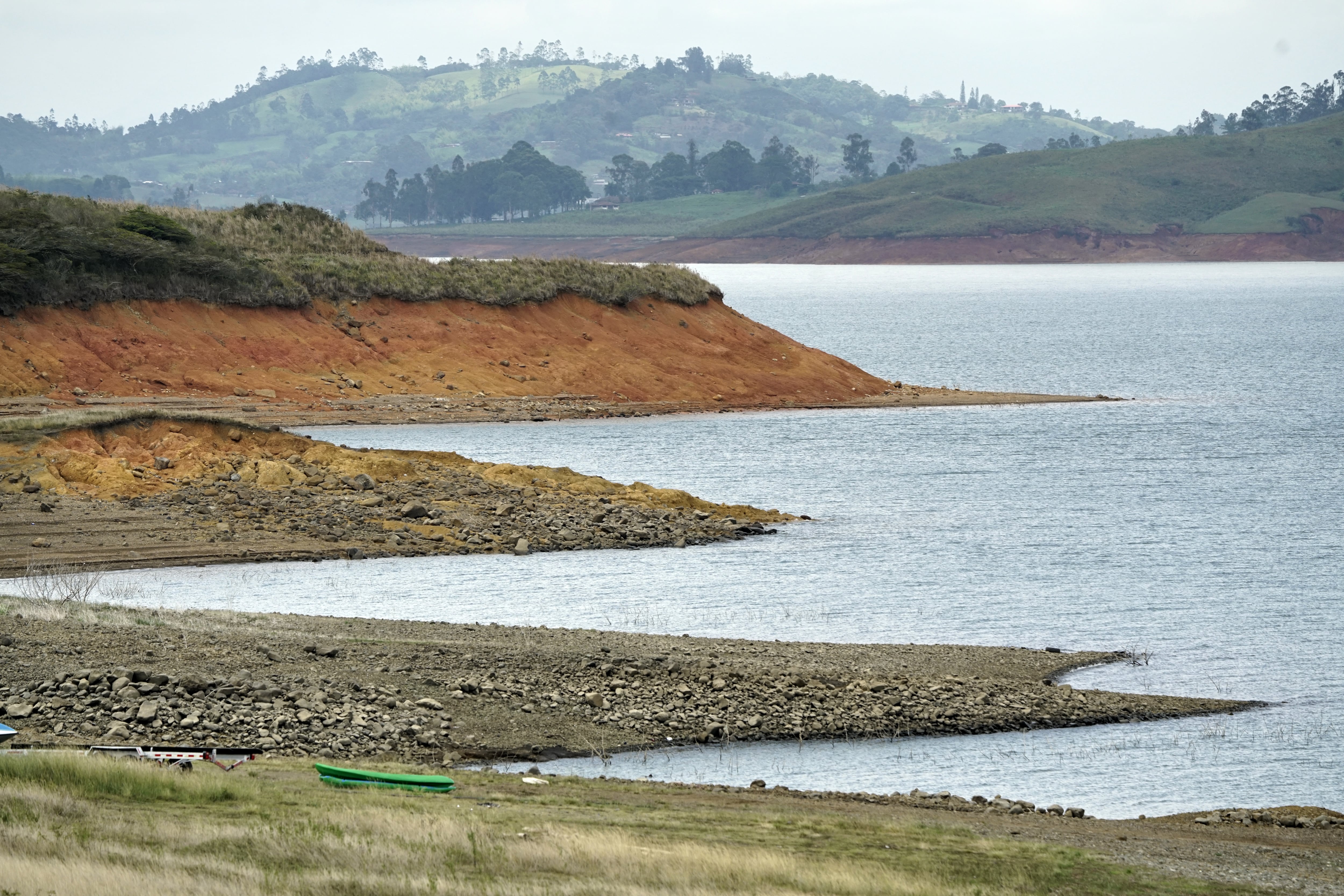 El fenómeno del Niño no solo ha cambiado la intensidad de los fenómenos meteorológicos, sino que también ha cambiado los paisajes naturales, como pasa con el Lago Calima en el Valle del Cauca. En las orillas de este gran lago artificial, se nota la disminución en el nivel de sus aguas
