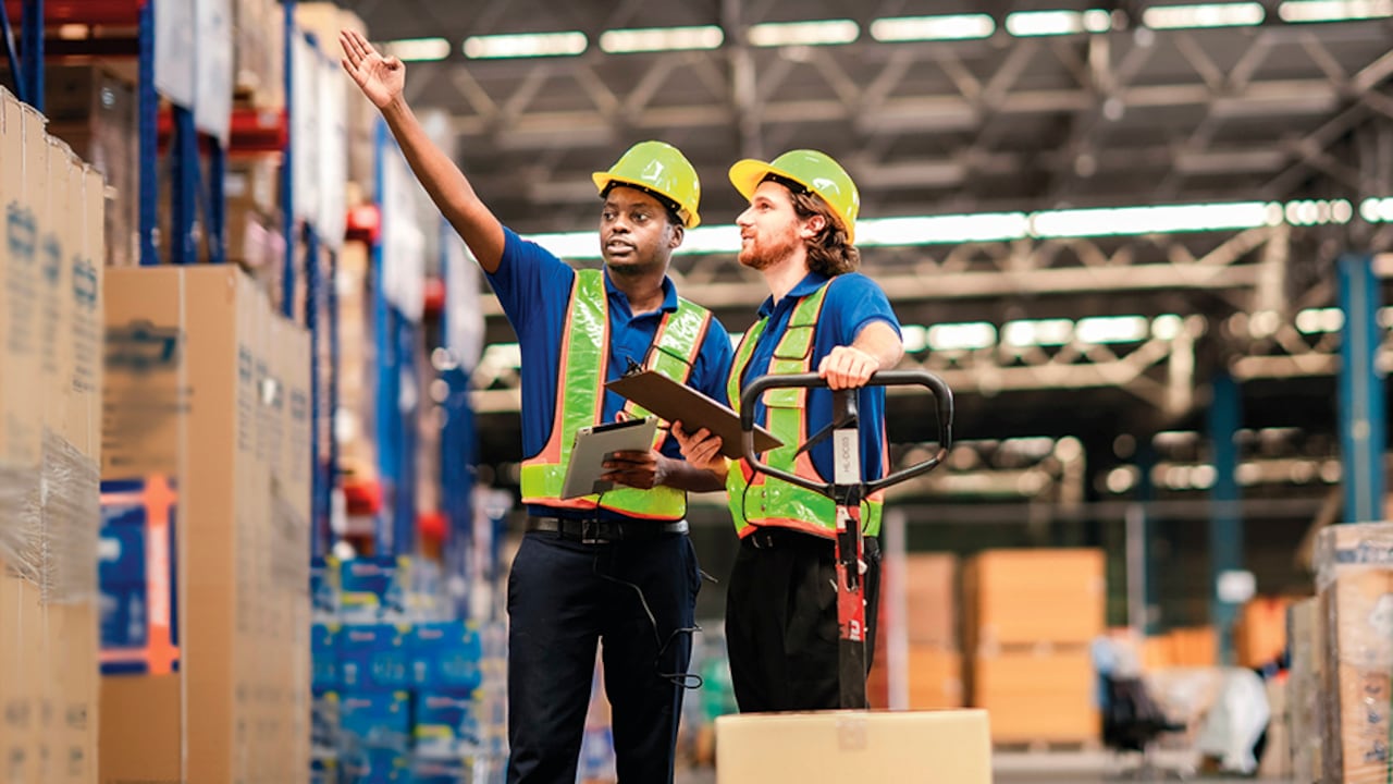 Por sectores, alojamiento y comidas, logística y actividades profesionales y científicas lideraron el aumento de la ocupación en julio. En contraste, comunicaciones y administración pública, salud y educación fueron los únicos sectores con reducción en el nivel de empleo.