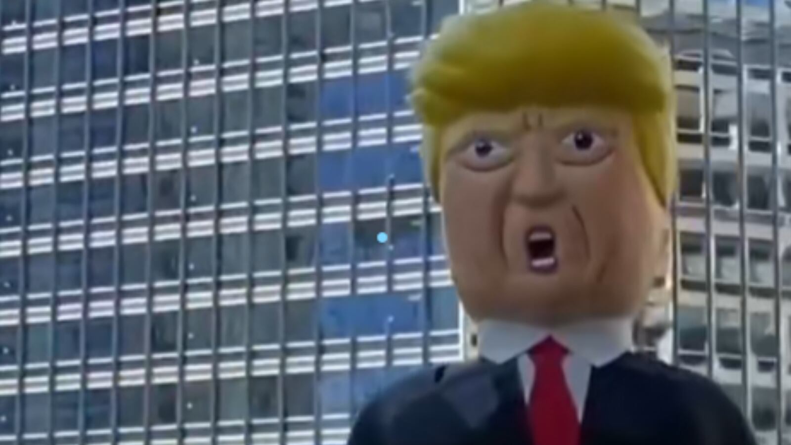 No es la primera vez que se han hecho figuras de cartón y papel para representar a personajes públicos