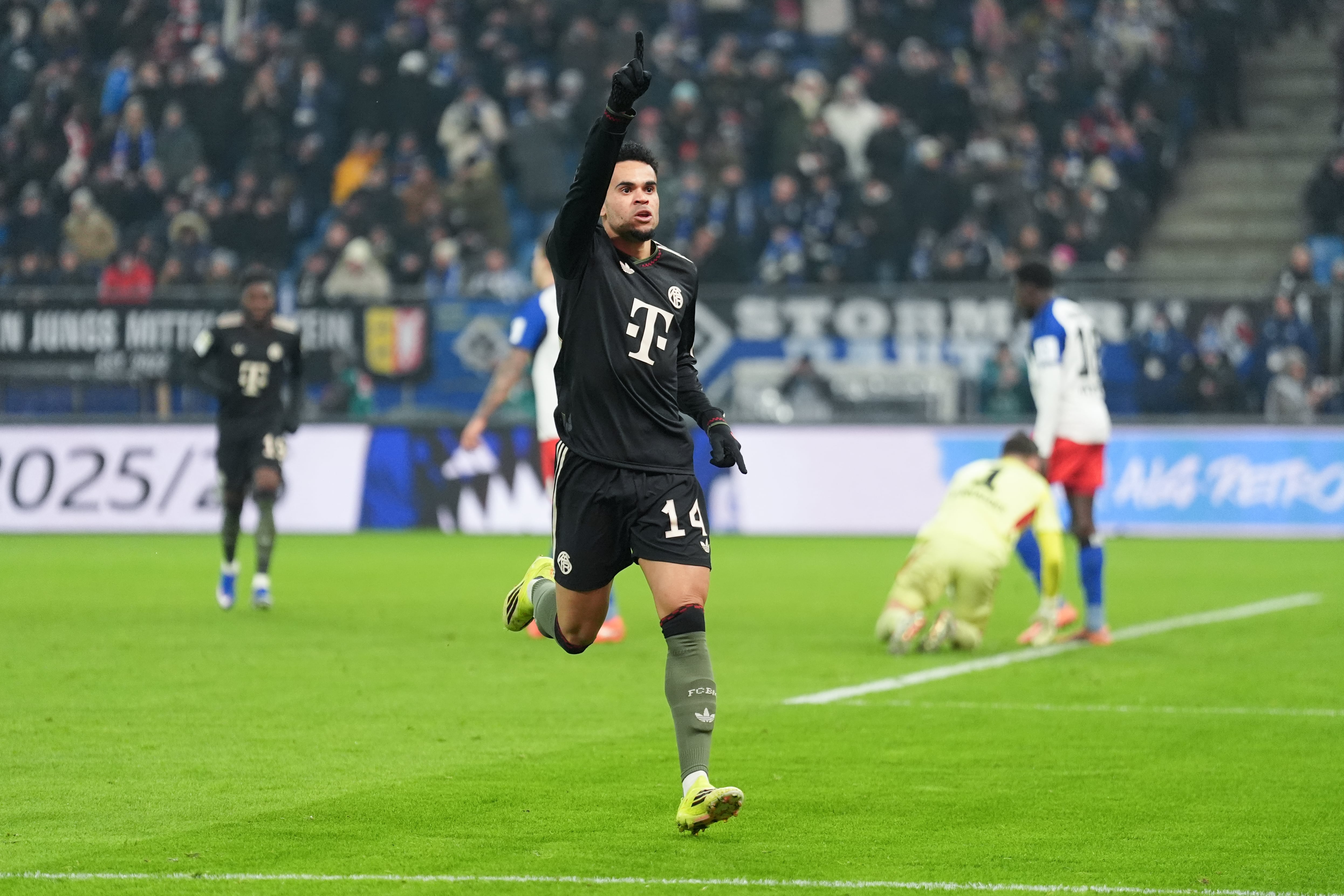 Luis Díaz celebra el gol contra el Hamburgo.