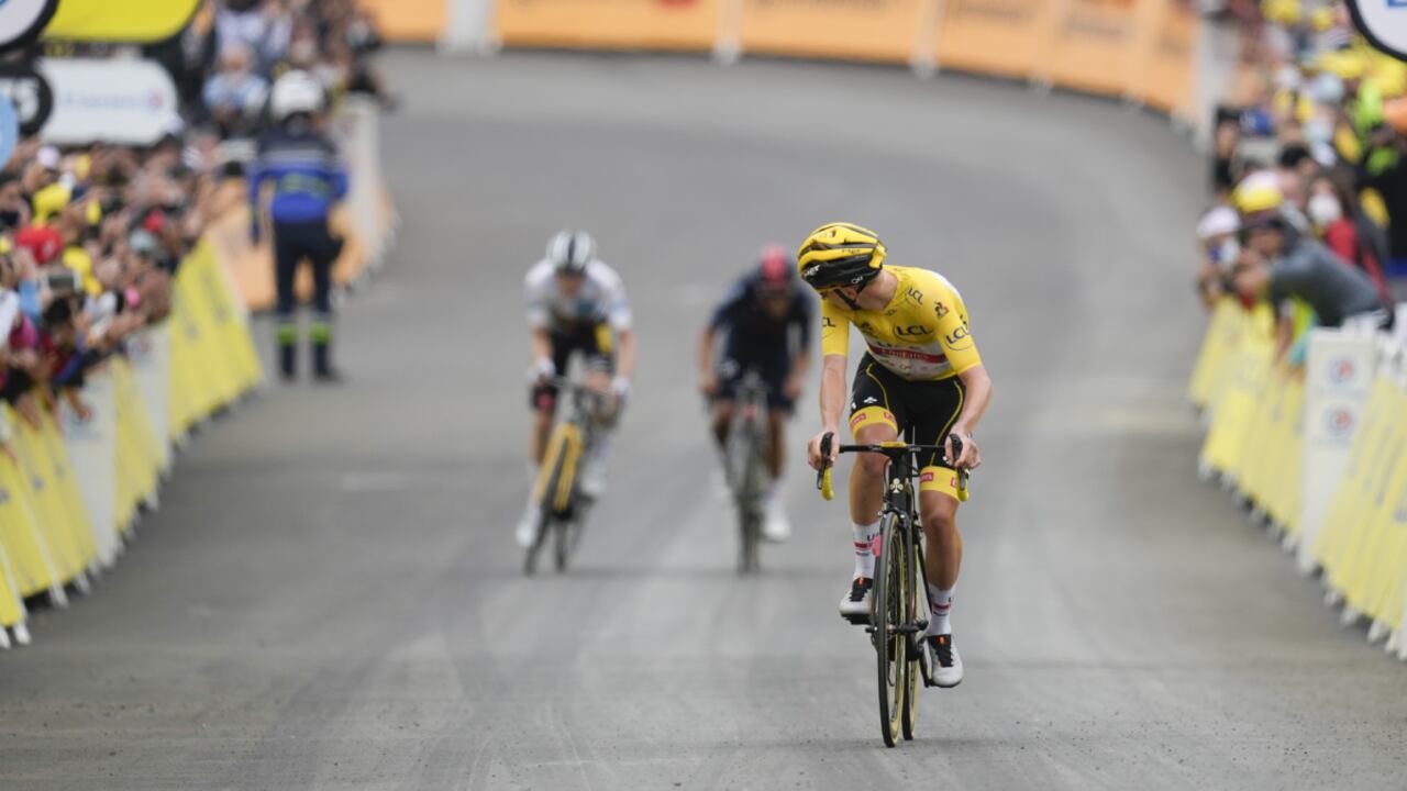 Tadej Pogacar en la meta de la etapa 18 del Tour de Francia.