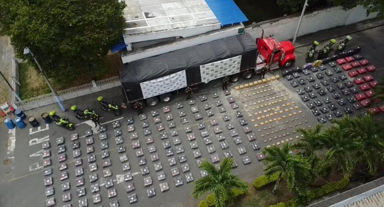 Policías encontró camufladas en bultos de cemento seis toneladas de marihuana en el Valle del Cauca.