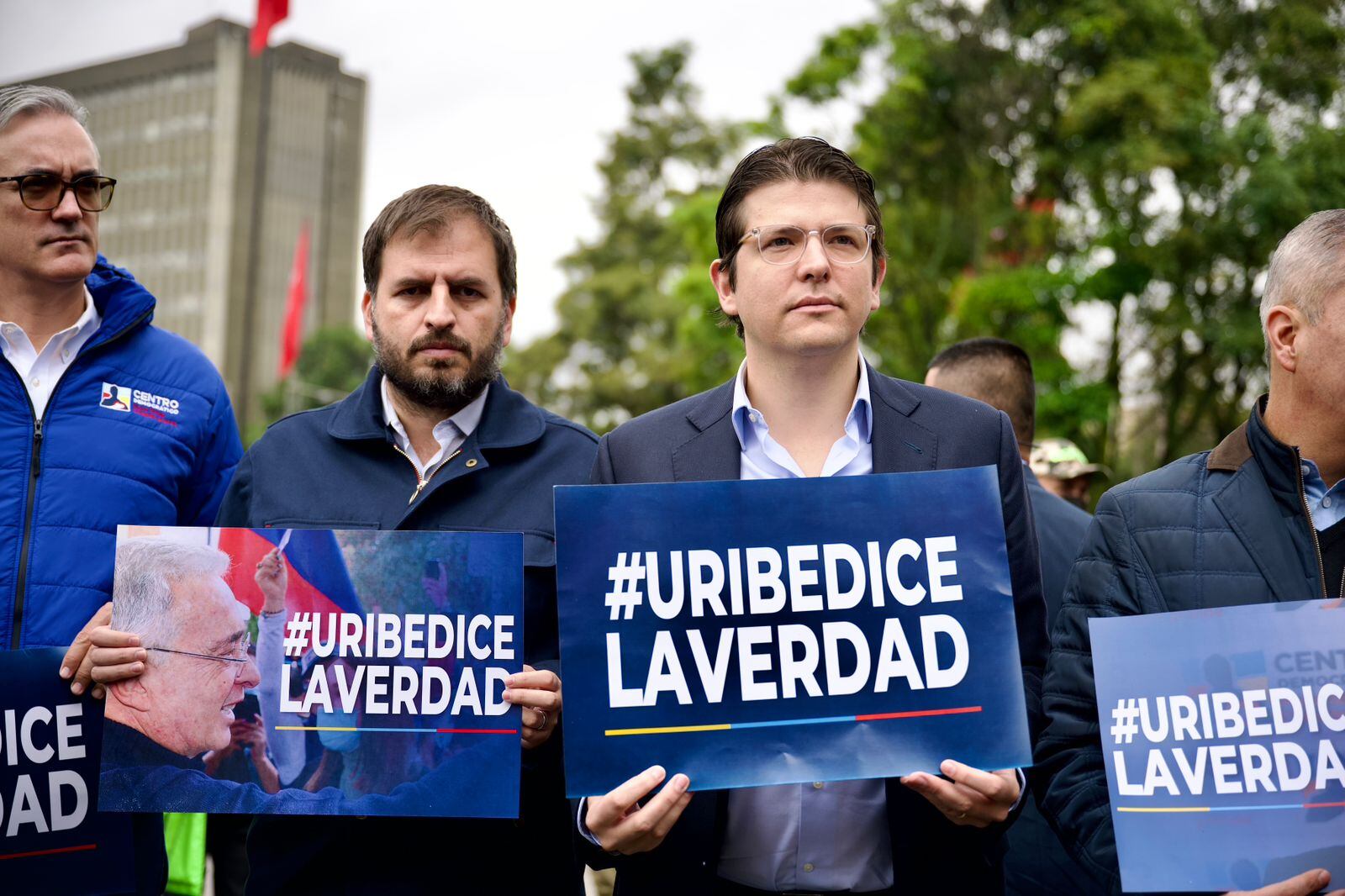 Congresistas del Centro Democrático acompañan al expresidente Álvaro Uribe al juicio.