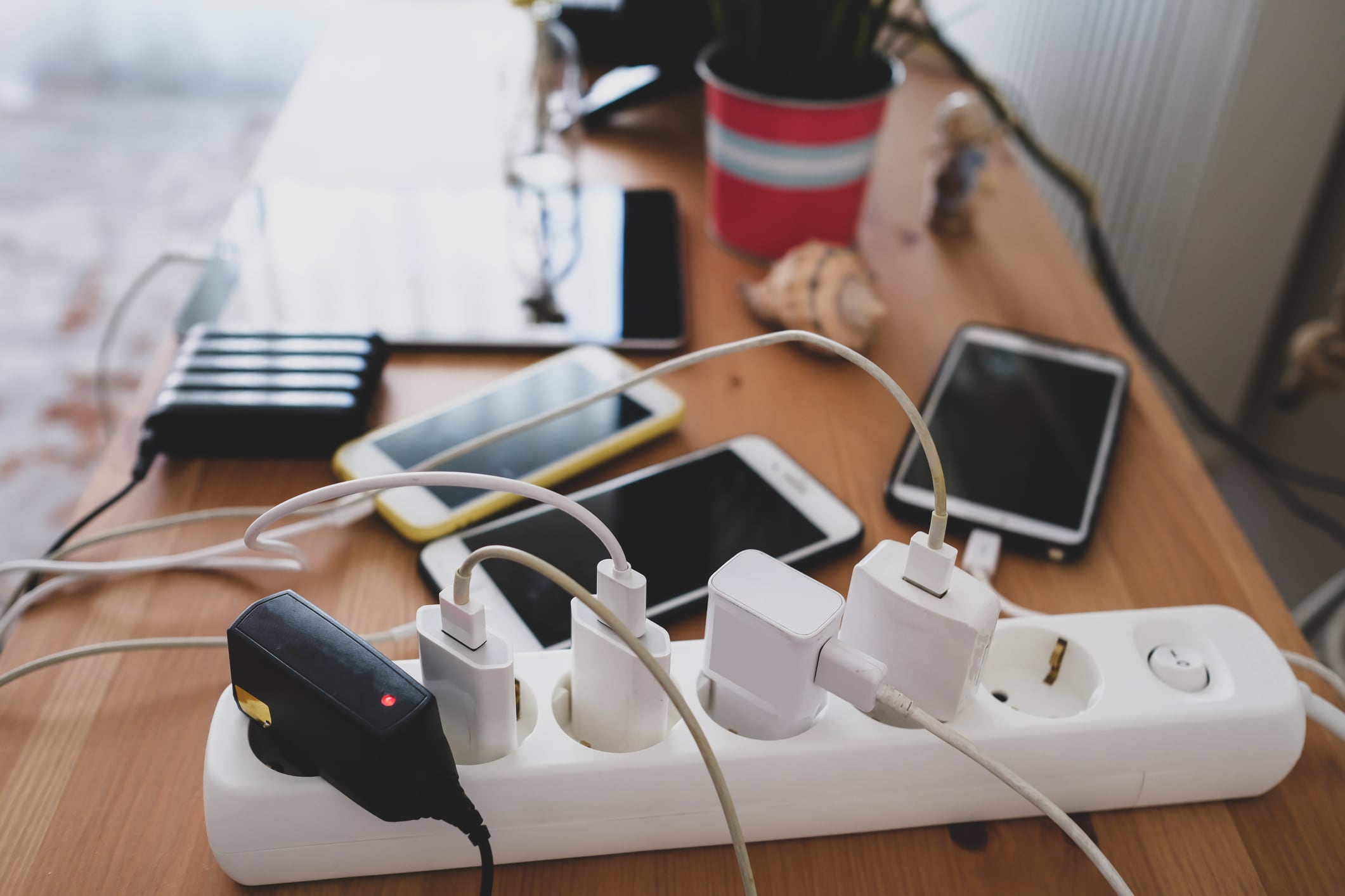 Mantener la salud de la batería de los teléfonos es fundamental para garantizar su rendimiento óptimo a largo plazo. Los expertos recomiendan desconectar el cargador del teléfono cuando no está en uso, incluso si no hay ningún dispositivo conectado.