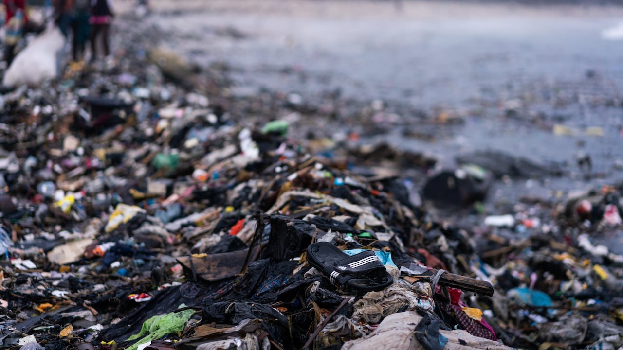 Impacto ambiental de la moda rápida aumenta durante la temporada navideña, alerta Greenpeace