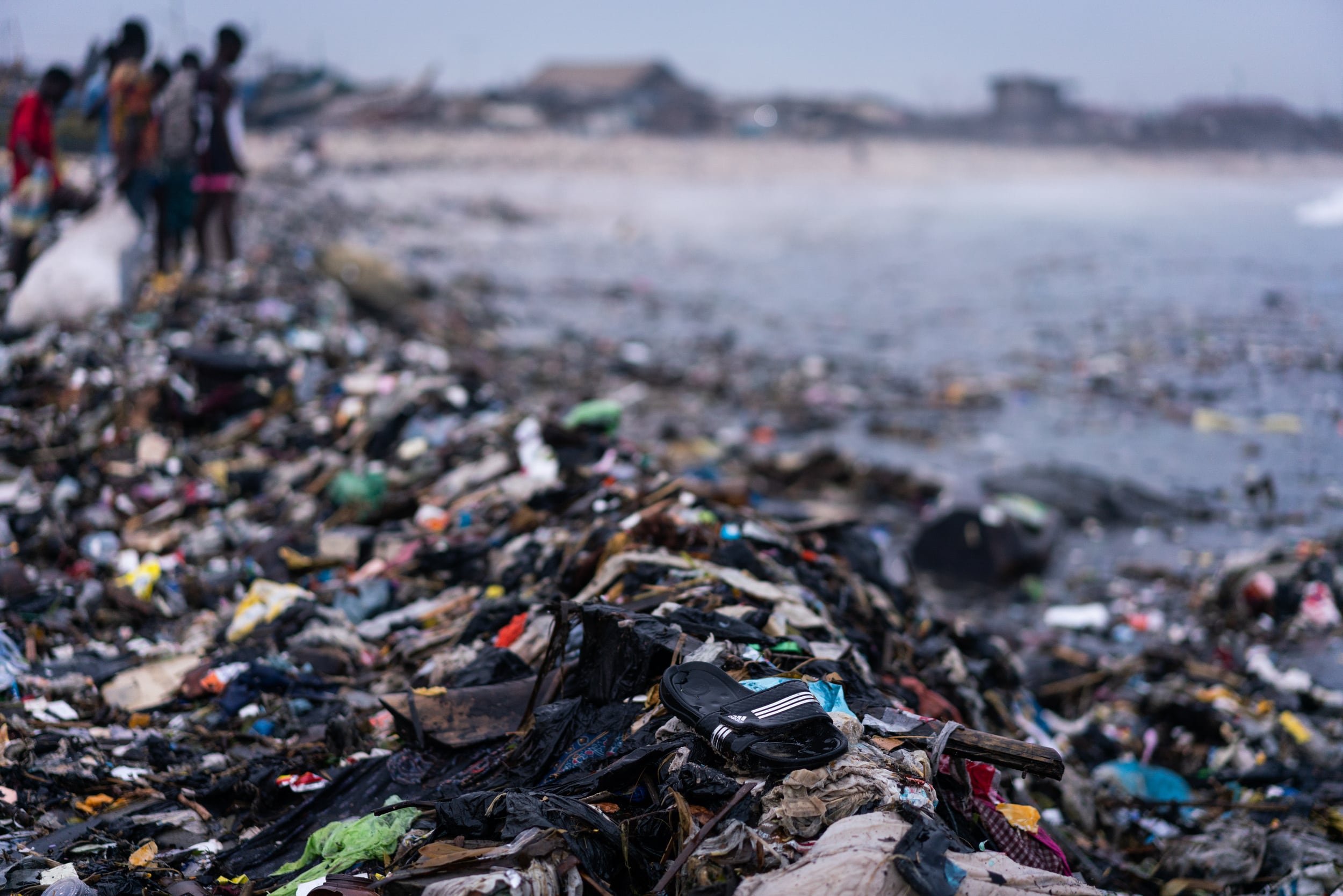 Impacto ambiental de la moda rápida aumenta durante la temporada navideña, alerta Greenpeace