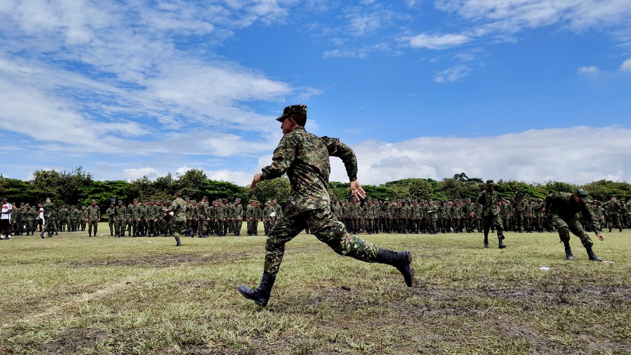 El entrenamiento constante permite a los soldados mejorar la fuerza, la resistencia, la disciplina mental y estar preparados para cumplir con su misión en defensa de la soberanía y la seguridad nacional bajo condiciones extremas.