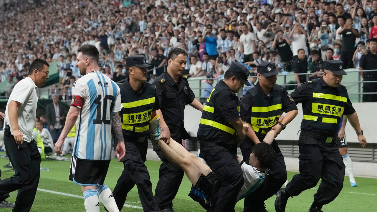 Momento en que el hincha era retirado del campo de juego.