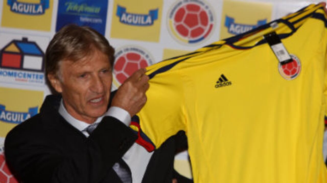 El argentino José Néstor Pekerman posa con la camiseta oficial durante la rueda de prensa en que fue presentado como nuevo director técnico de la selección colombiana de fútbol en Bogotá