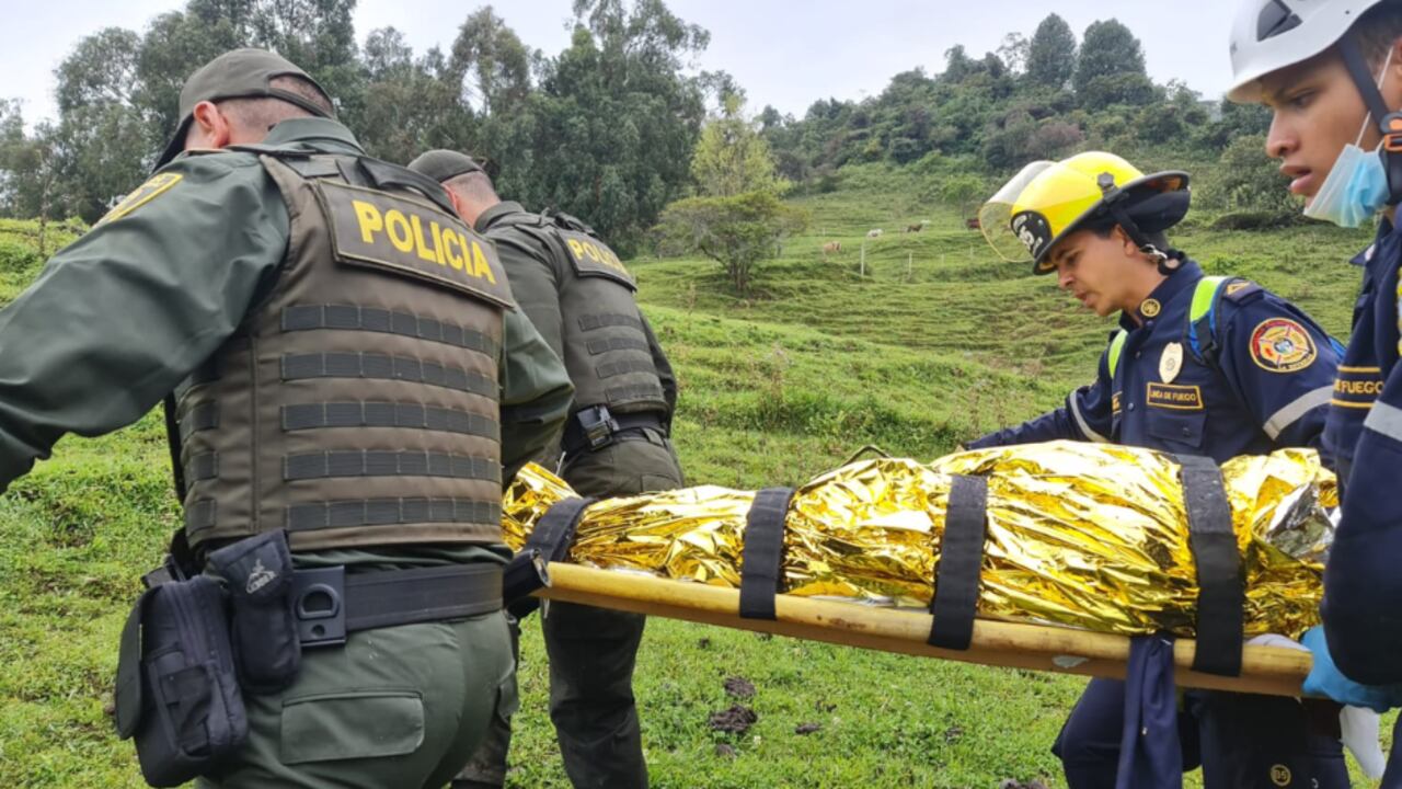 Anciano de 82 años rescatado en una montaña de La Estrella, Antioquia, tras estar desparecido tres días.