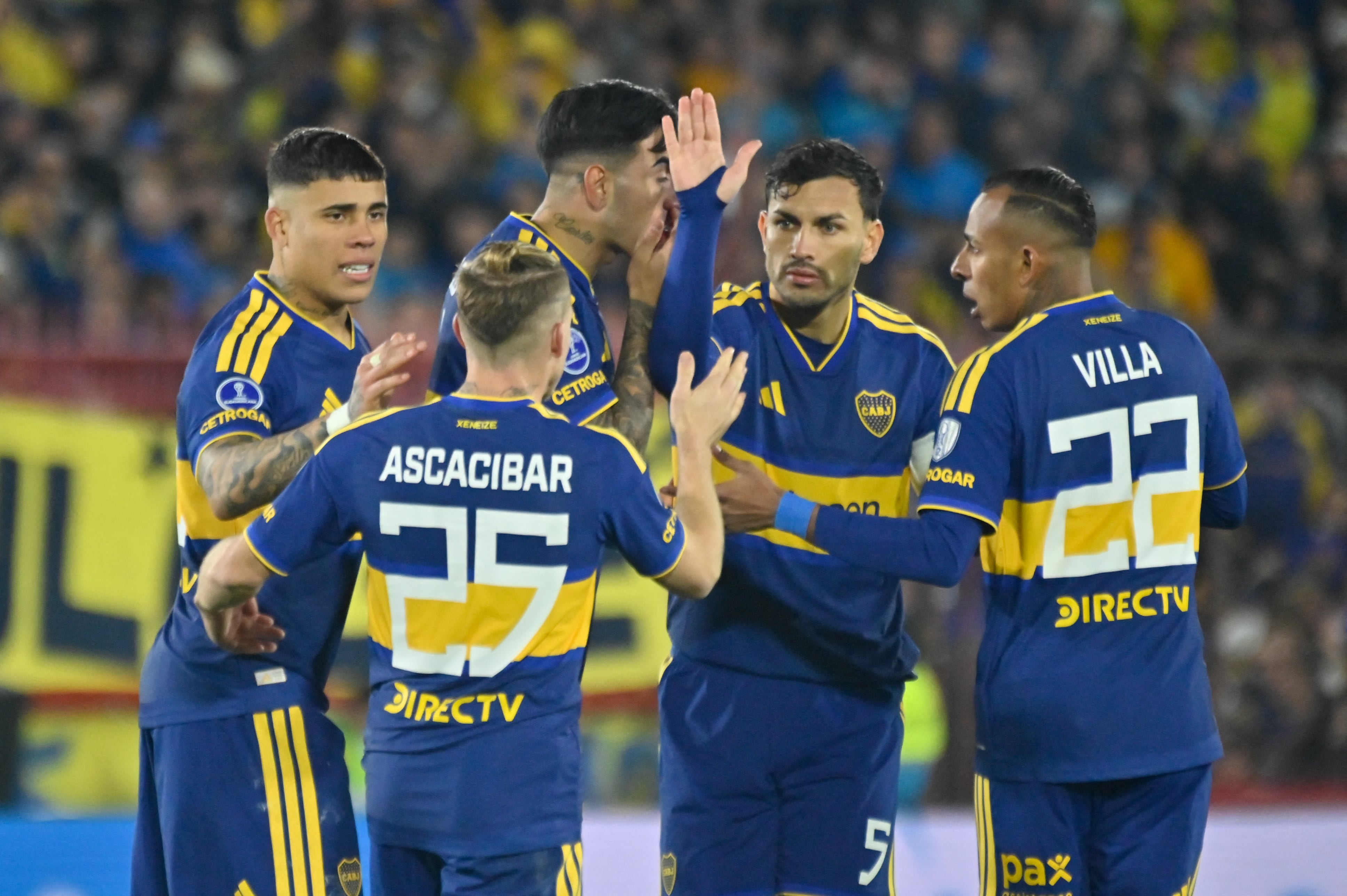 Leandro Paredes junto a Sebastián Villa y demás jugadores de Boca Juniors celebrando gol en Sudamericana