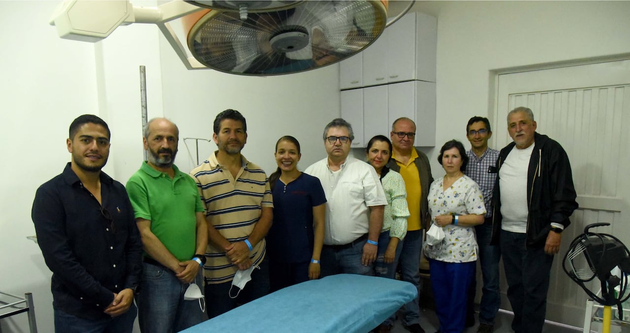 El cirujano Andrés Ramos (izquierda) junto a médicos y enfermeras de la enfermería de la Plaza de Toros de Manizales.
